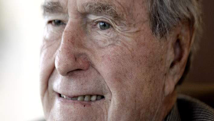 Στο νοσοκομείο ο Τζορτζ Μπους -Μια ημέρα μετά την κηδεία της γυναίκας του
