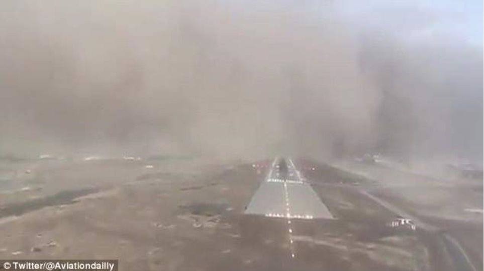 Απίστευτη προσγείωση αεροπλάνου εν μέσω ισχυρής αμμοθύελλας (βίντεο)
