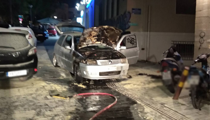 Πυρκαγιά σε αυτοκίνητο σε πεζόδρομο στο κέντρο του Ηρακλείου (φωτο)