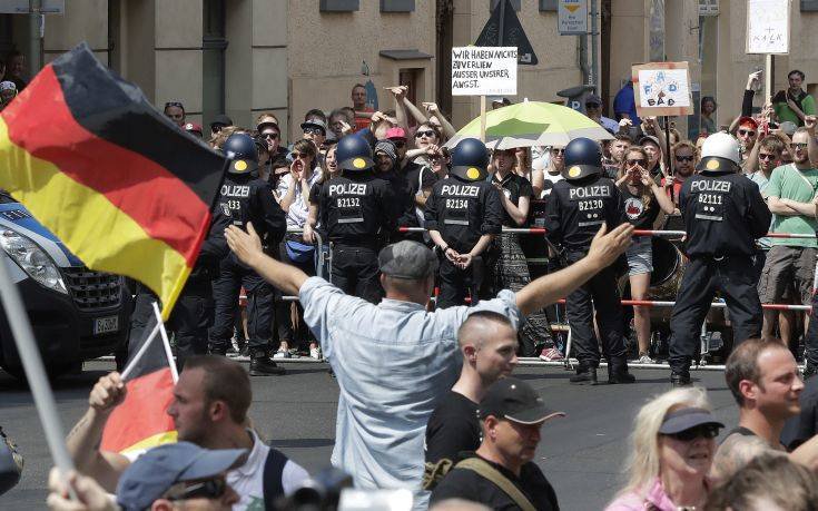 Στο «κόκκινο» η ένταση στο Βερολίνο ανάμεσα σε ακροδεξιούς και αντιφασίστες