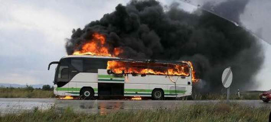 Κεραυνός χτύπησε λεωφορείο των ΚΤΕΛ γεμάτο επιβάτες – Κάηκε ολοσχερώς(φωτο)