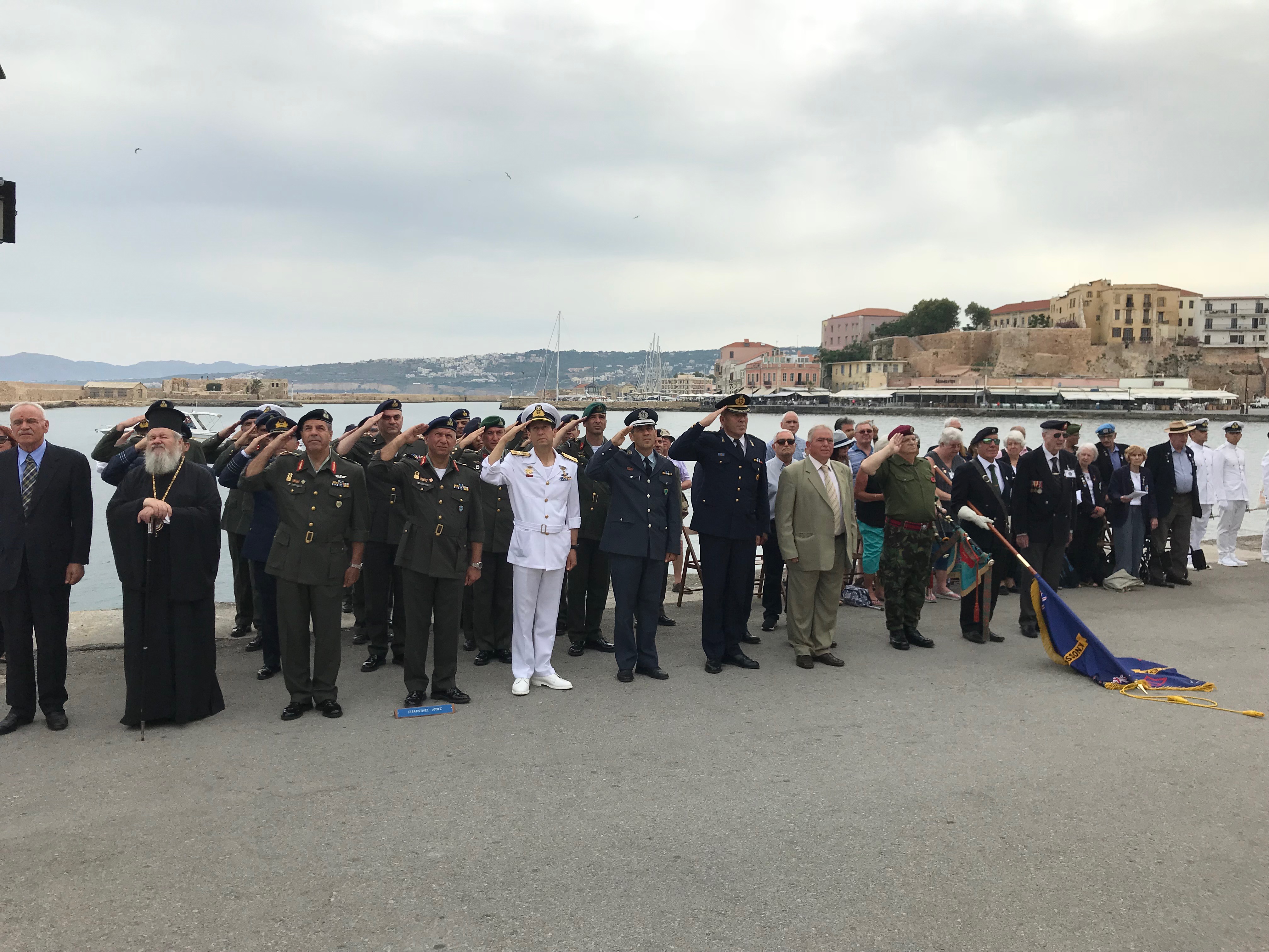 Η έπαρση των σημαιών στο Φιρκά για την 77η επέτειο Μάχης της Κρήτης(βίντεο)