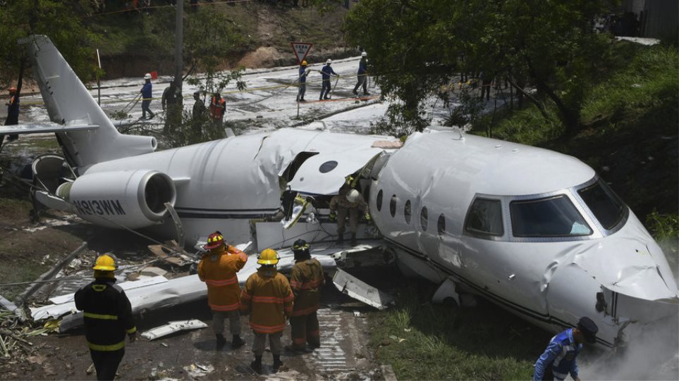 Αεροσκάφος συνετρίβη και κόπηκε στη μέση στην Ονδούρα – Έξι τραυματίες