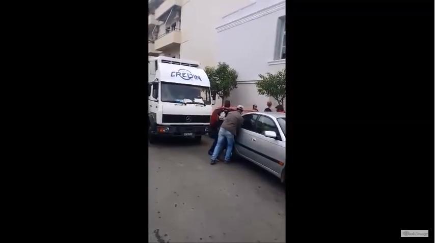 Παρκαρισμένο αυτοκίνητο προκάλεσε χαμό στο κέντρο των Χανίων (βίντεο+φωτο)