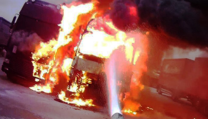 Φορτηγό τυλίχτηκε στις φλόγες στην Ιεράπετρα