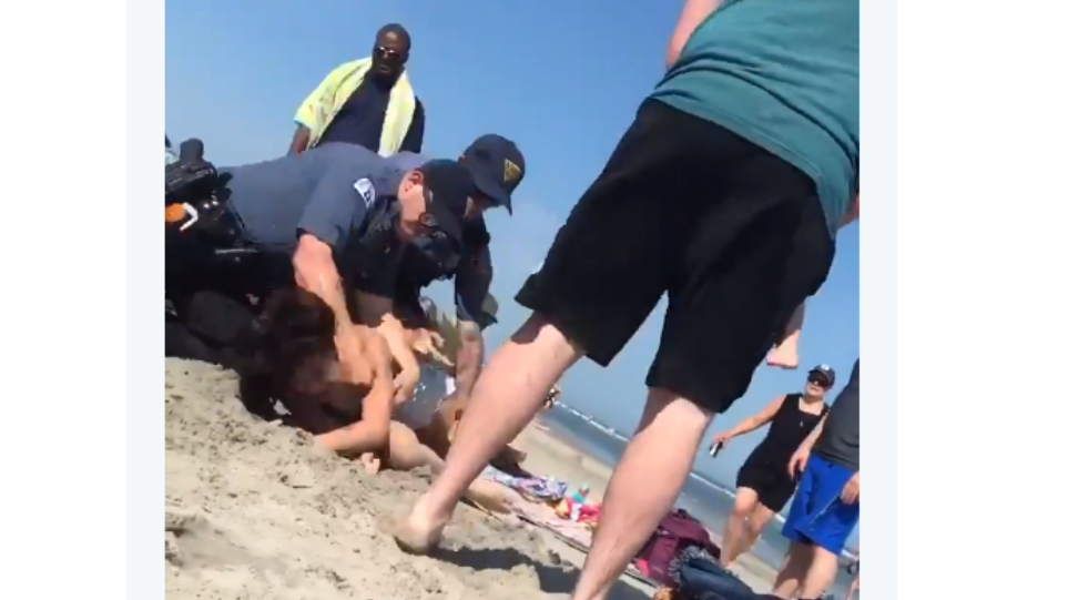 Σοκ! Αστυνομικοί χτυπούν με γροθιές στο κεφάλι γυναίκα σε παραλία των ΗΠΑ