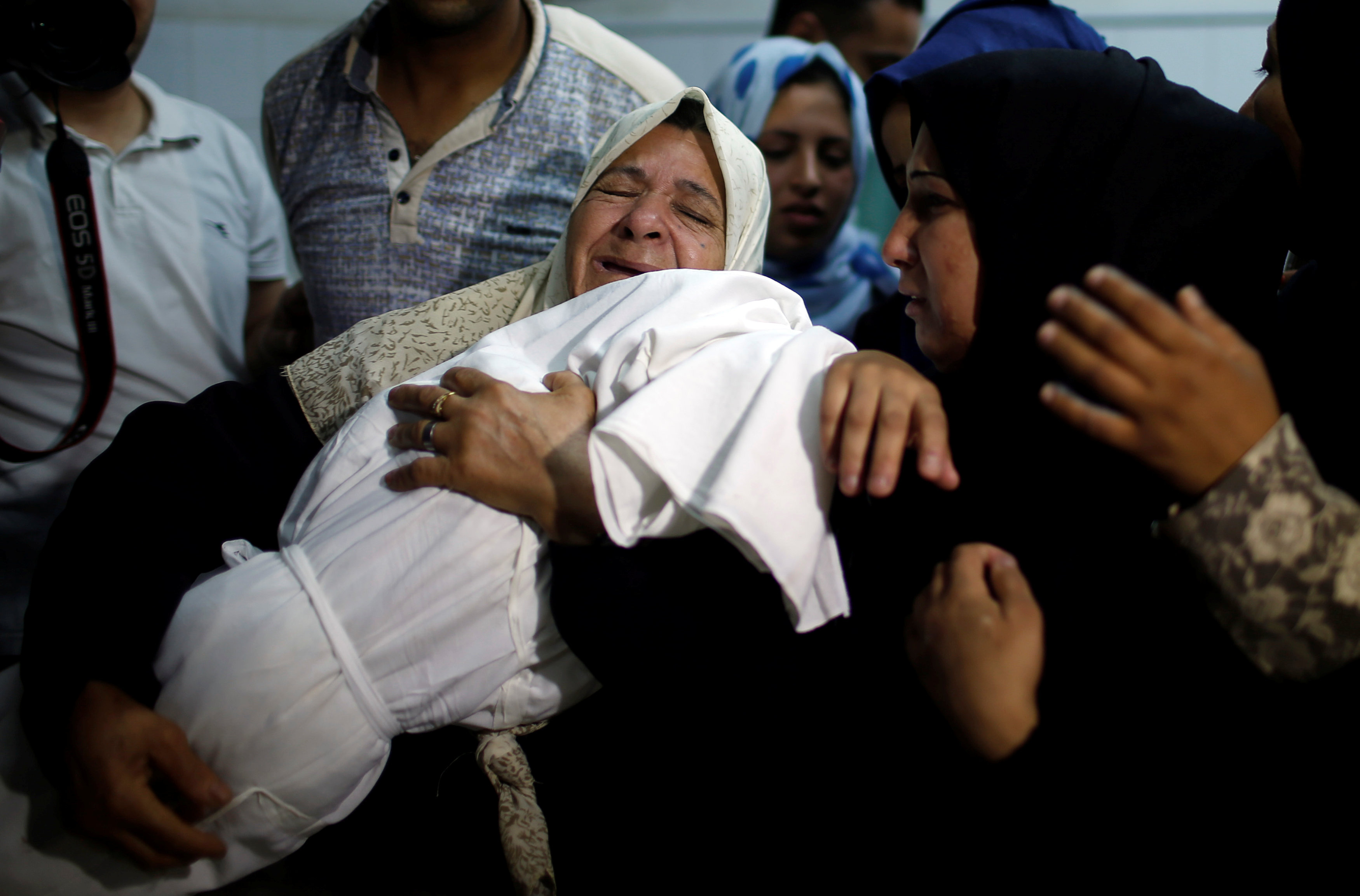 Θλίψη και οργή στις κηδείες των θυμάτων από τα επεισόδια στη Γάζα