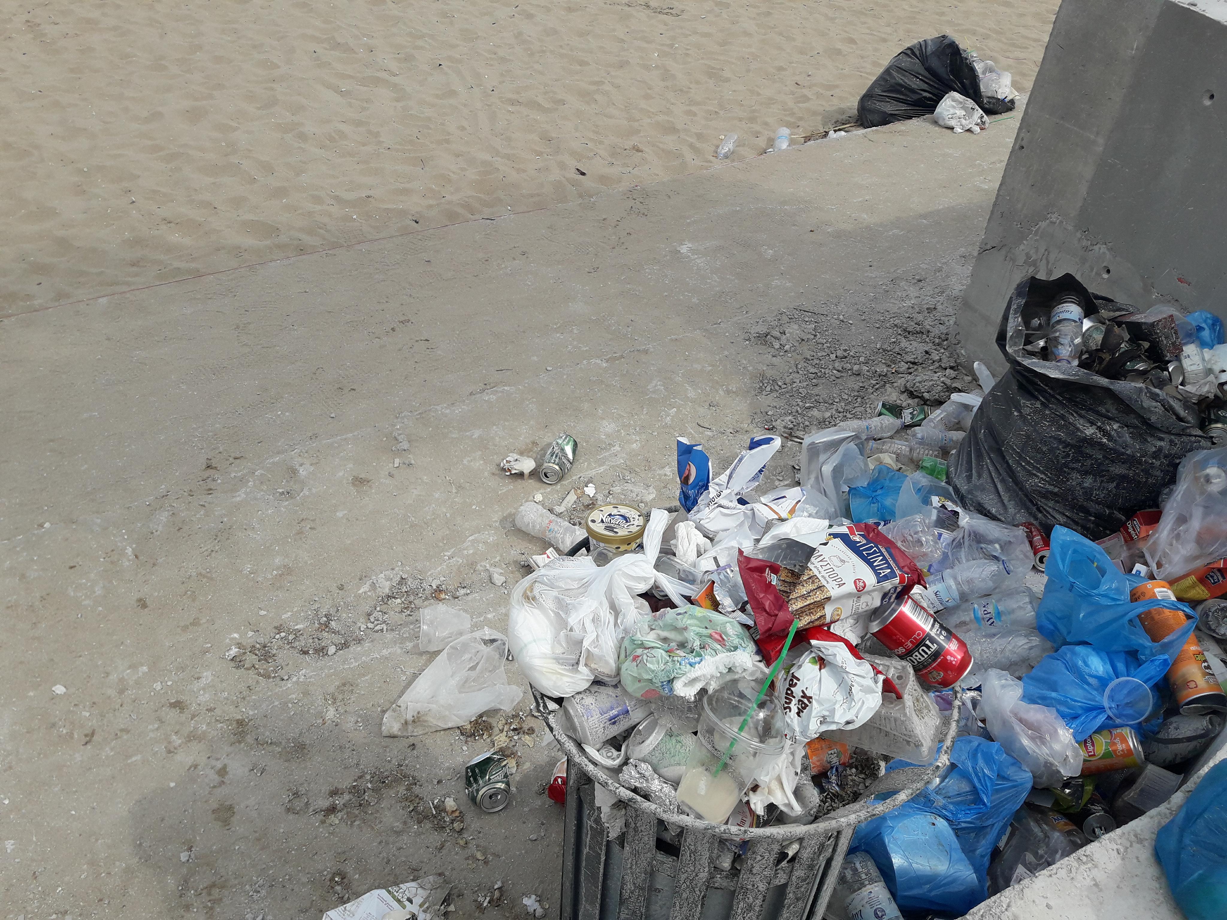 Κολυμπήστε στα σκουπίδια – Κι όμως είναι κεντρική παραλία των Χανίων