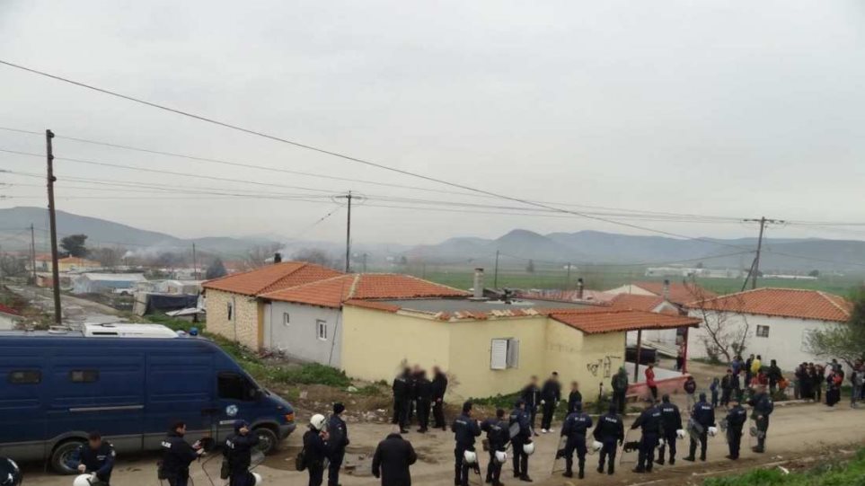 «Πόλεμος» αστυνομικών με τσιγγάνους στο Πυρί Θηβών – Ένας τραυματίας