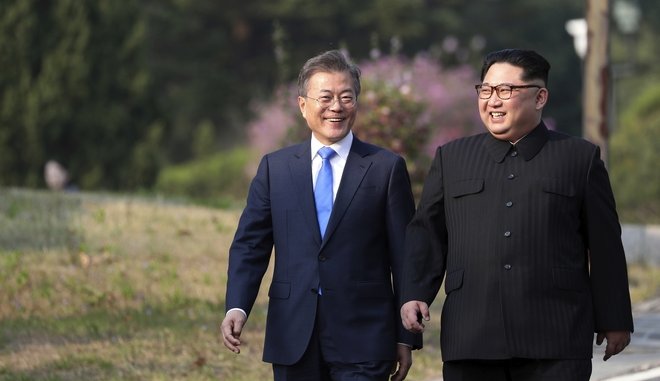 Συνάντηση έκπληξη των ηγετών Βόρειας και Νότιας Κορέας