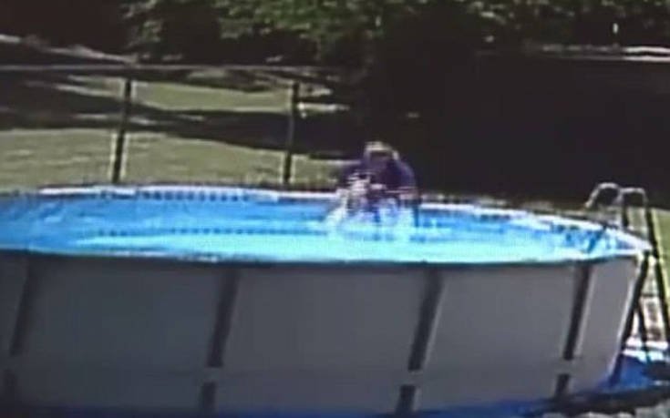 Η στιγμή που μητέρα σώζει τον 17 μηνών γιο της που έπεσε στην πισίνα