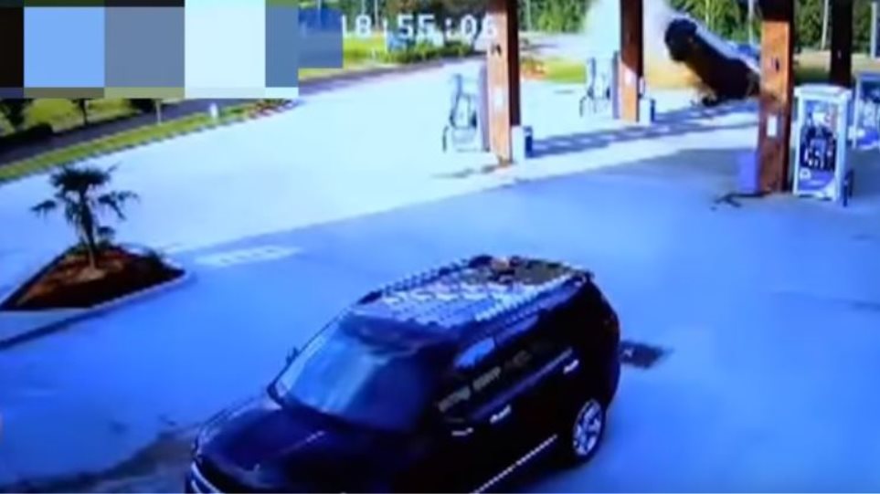 Οδηγός εκτοξεύτηκε με το όχημα της πάνω σε αντλίες βενζινάδικου (βίντεο)