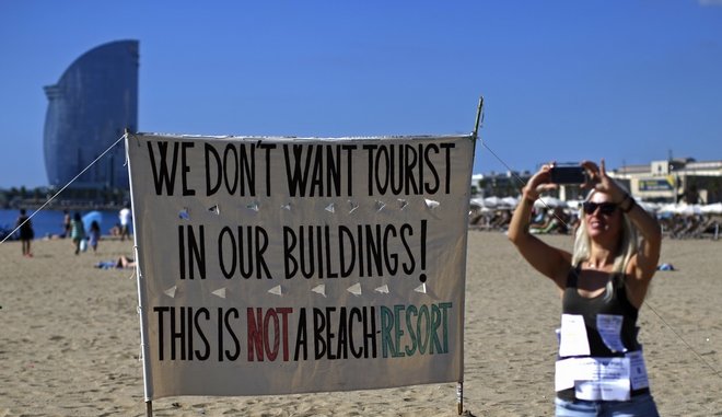 Γιατί η Βαρκελώνη διώχνει τους τουρίστες και καλοδέχεται τους μετανάστες