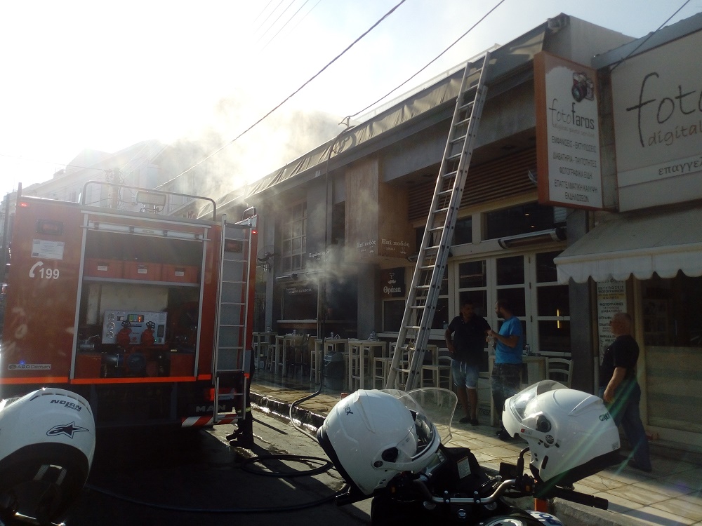 Φωτιά σε κεντρικό ψητοπωλείο της πόλης των Χανίων (βίντεο + φωτο)