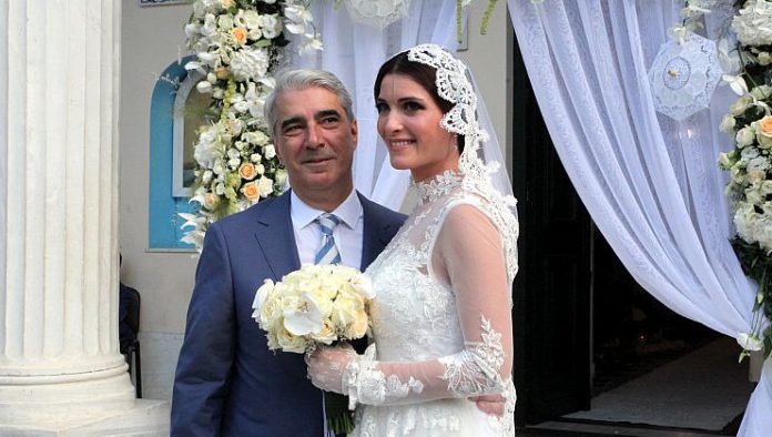 Παντρεύτηκε ο Σίμος Κεδίκογλου την Κρητικιά καλλονή (φωτο)