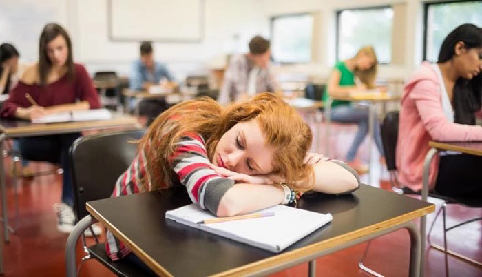 Όλοι επαινούν αυτό το δάσκαλο για το πώς αντιμετώπισε μαθήτρια που κοιμόταν
