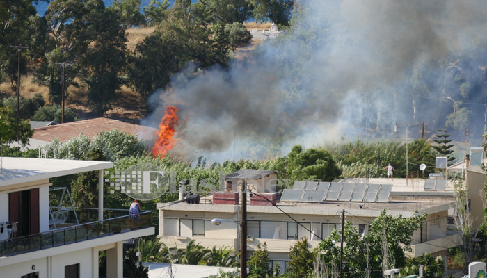 Πυρκαγιά στον Μακρύ Τοίχο στα Χανιά προκαλεί ανησυχία στους κατοίκους(φωτο)