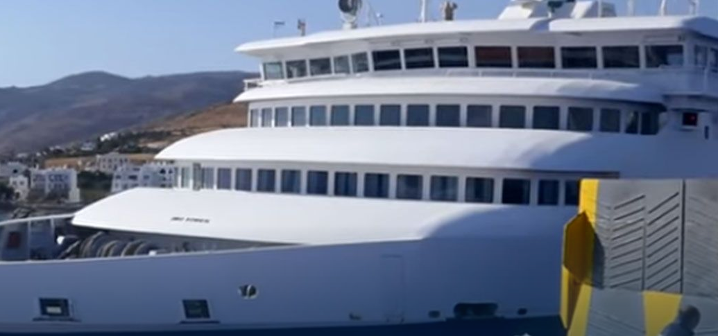 Τήνος: Πλοίο πιάνει λιμάνι με τρομερή μανούβρα (βίντεο)