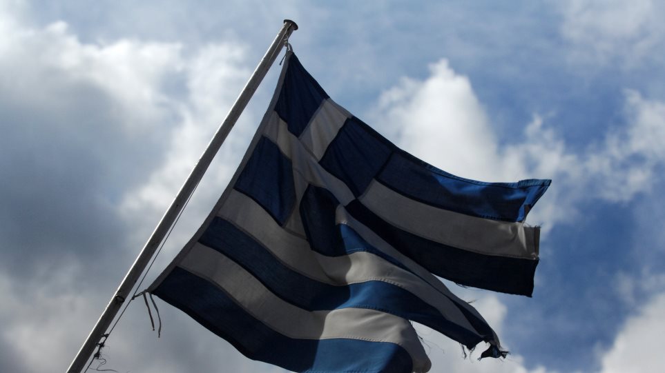 Άγνωστοι έκαψαν ελληνική σημαία στο Άλσος Κηφισιάς