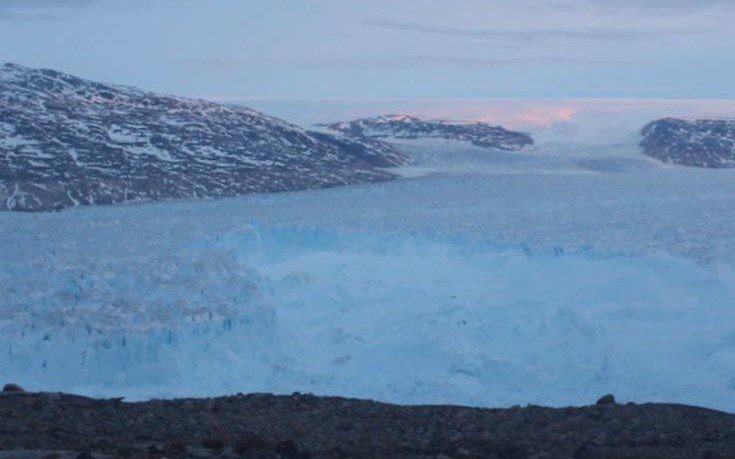 Η στιγμή που αποκολλήθηκε γιγάντιο κομμάτι παγετώνα στη Γροιλανδία