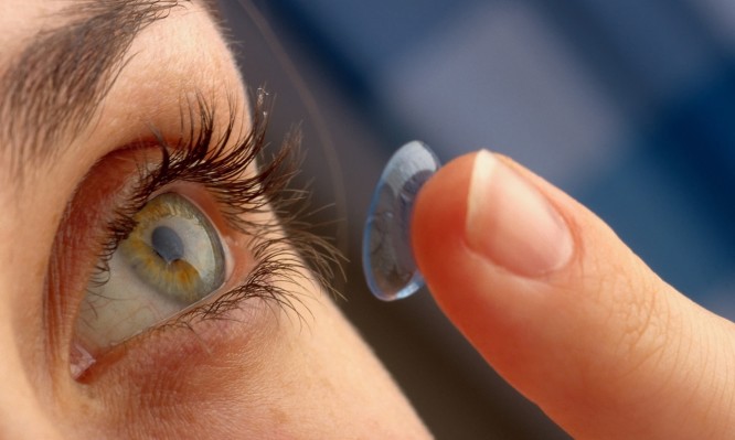 Φακοί επαφής: Πότε κινδυνεύετε με βακτήρια στο μάτι