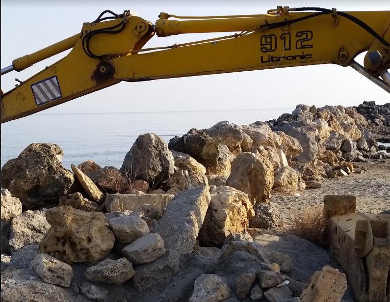 Απομάκρυνση αυθαίρετων αποθέσεων στην παραλία του Πλατανιά (φωτο)