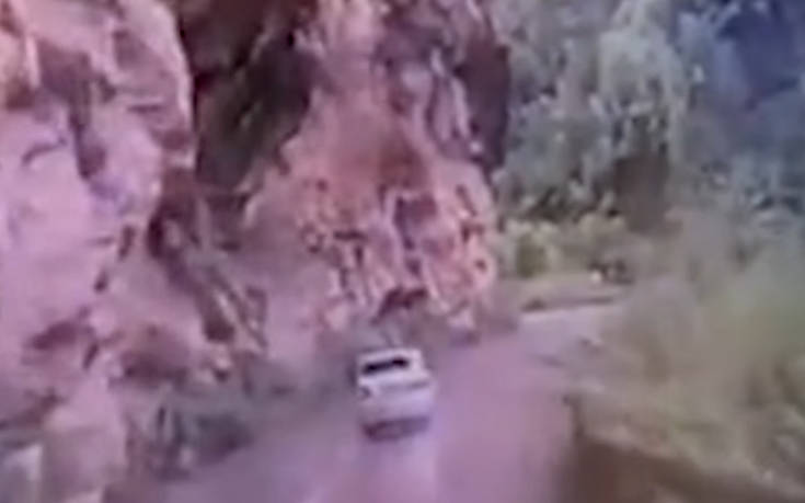 Η τρομακτική στιγμή που βράχος πέφτει πάνω σε αυτοκίνητο