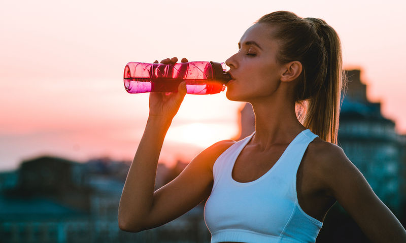 Είναι τα αθλητικά ποτά ό,τι καλύτερο μπορείς να πιεις μετά τη γυμναστική;