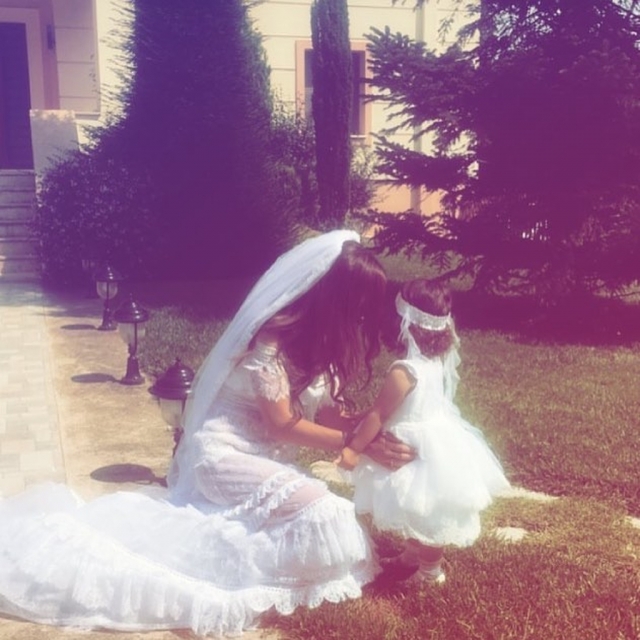 Η Κρητικιά δημοσίευσε φωτογραφίες από το γάμο και τη βάπτιση της κόρης της