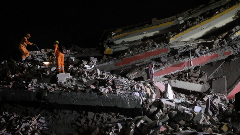 Τουλάχιστον τρεις νεκροί μετά από κατάρρευση κτιρίων στην Ινδία