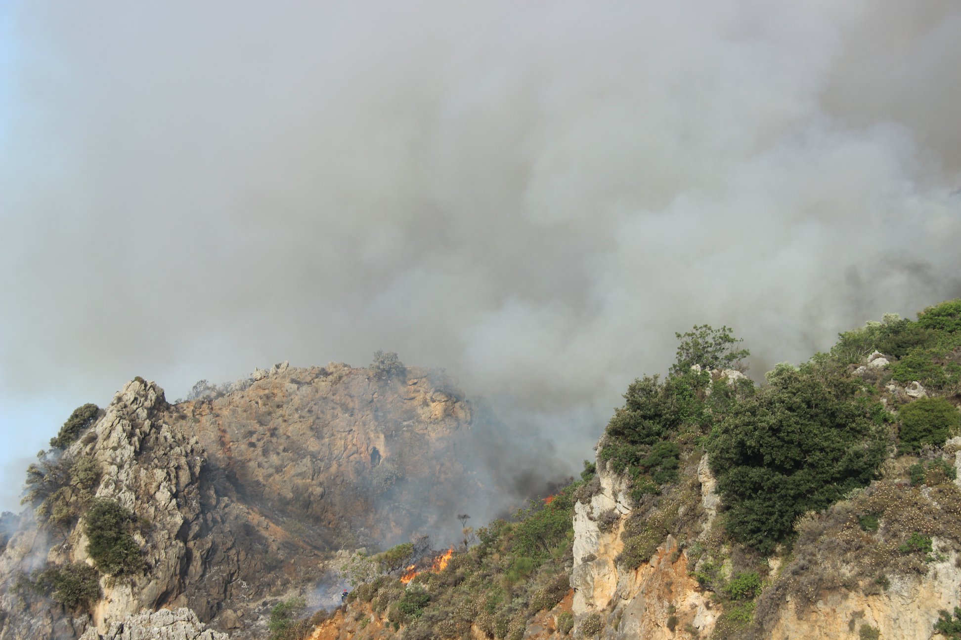 Δύσκολες ώρες από την φωτιά στο Κακόπετρο – Εκκενώθηκε οικισμός (φωτο)