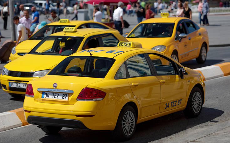 Ταξιτζής σέρνει γυναίκα από τα πόδια για να την βγάλει από το ταξί