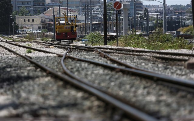 «Αιφνιδιαστική και απροειδοποίητη απεργία» σε προαστιακό και τρένα