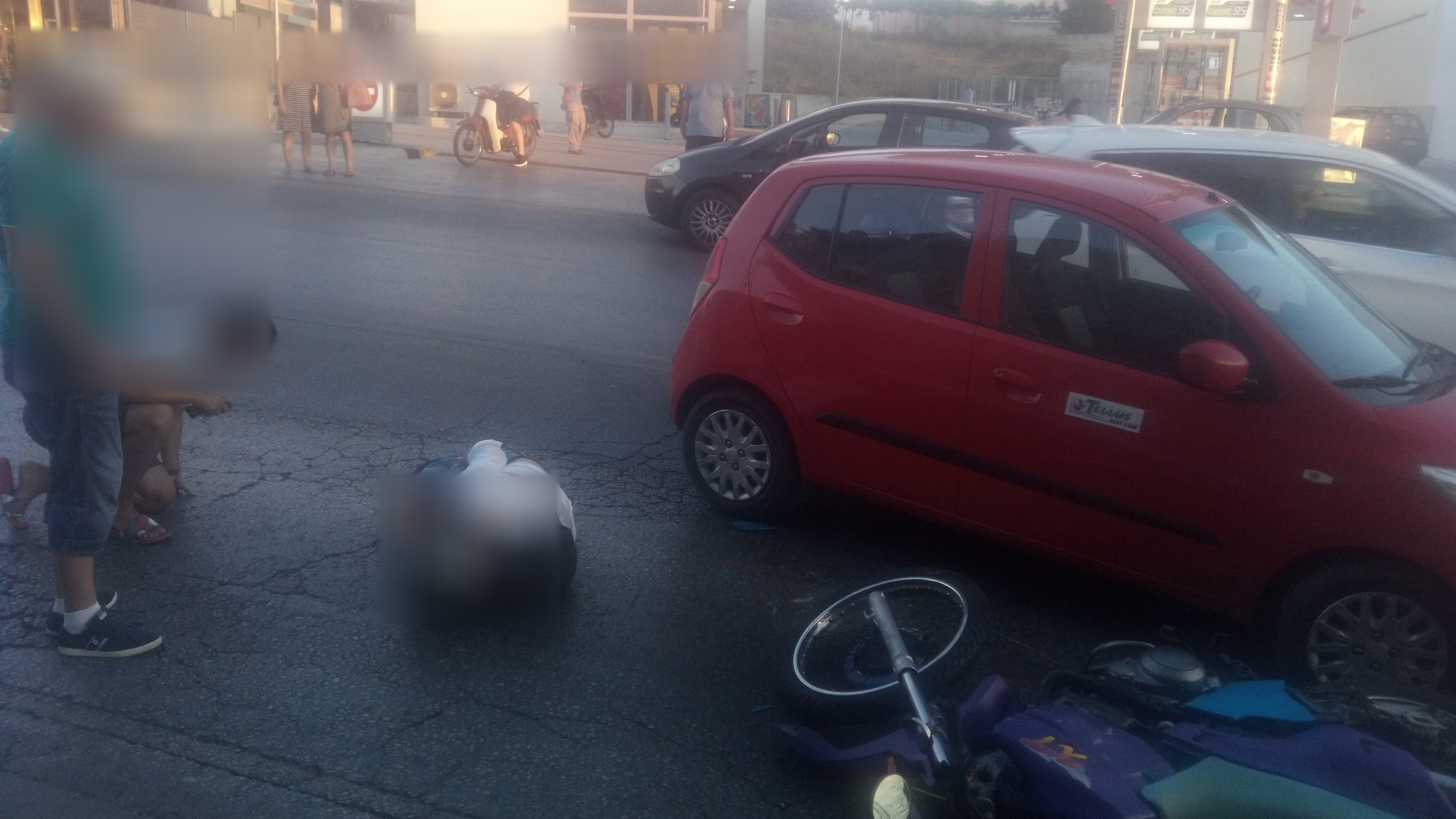 Μηχανή συγκρούστηκε με αυτοκίνητο στον Μακρύ Τοίχο στα Χανιά