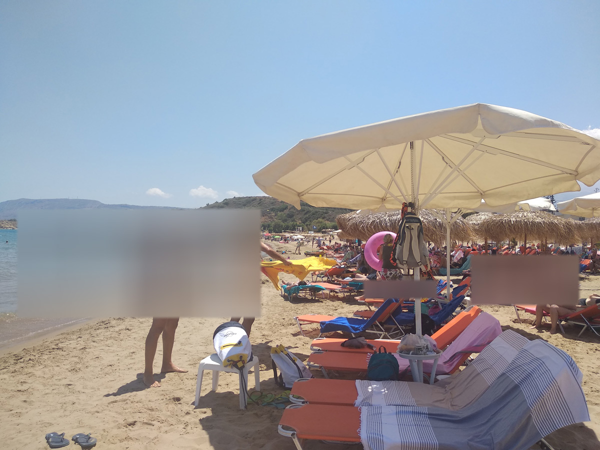 Τσίμα-τσίμα οι ομπρέλες στην παραλία – Πουθενά χώρος για να βάλεις δική σου