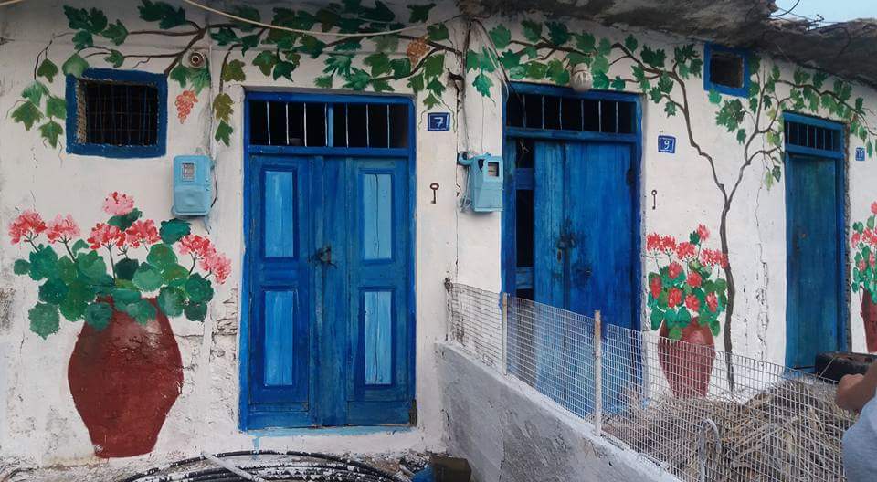 Κρήτη: Ζωγραφίζει τα ερειπωμένα σπίτια και δίνει ζωή στο χωριό (φωτο)