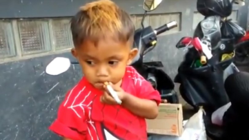 Είναι μόλις 2,5 ετών και καπνίζει 40 τσιγάρα την ημέρα (βίντεο)