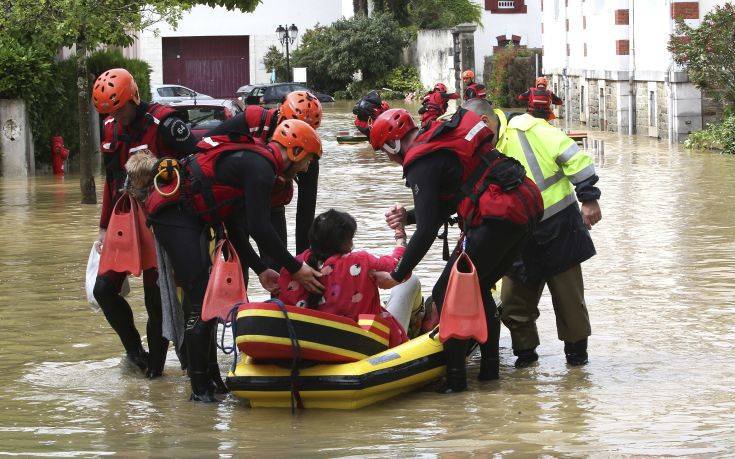 Επιχείρηση απομάκρυνσης 1.600 ανθρώπων από πλημμυρισμένες περιοχές