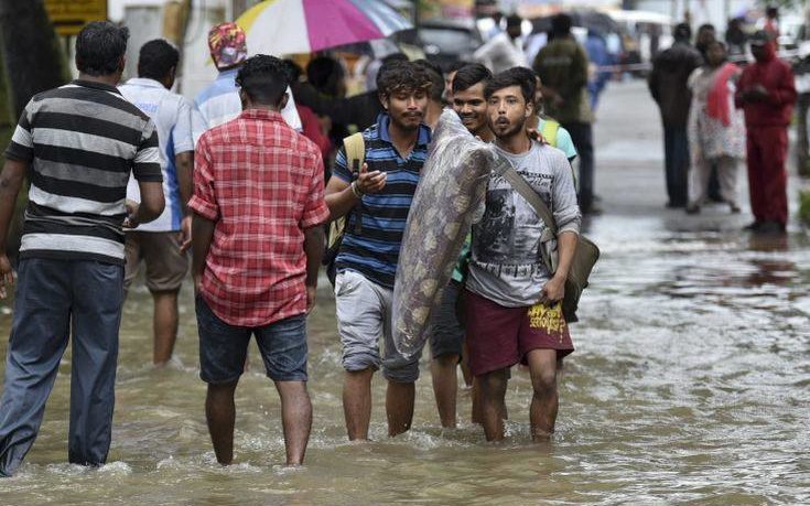 Δεκάδες οι νεκροί στην Ινδία από τις πλημμύρες
