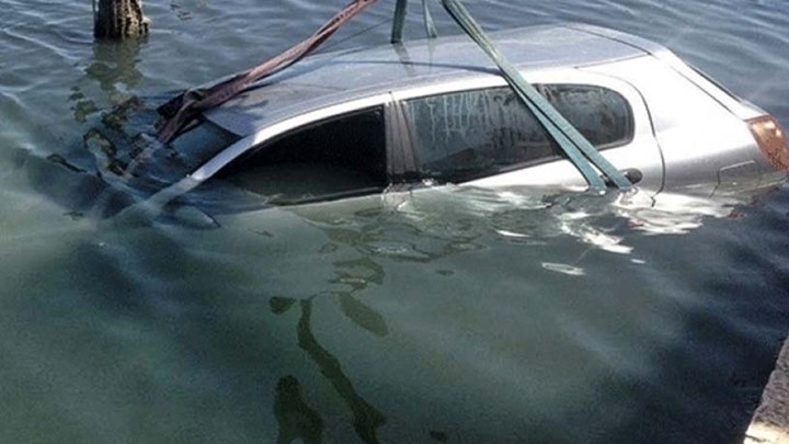 Χανιά: Πάρκαρε το αυτοκίνητο του και το βρήκε… μέσα στο λιμάνι