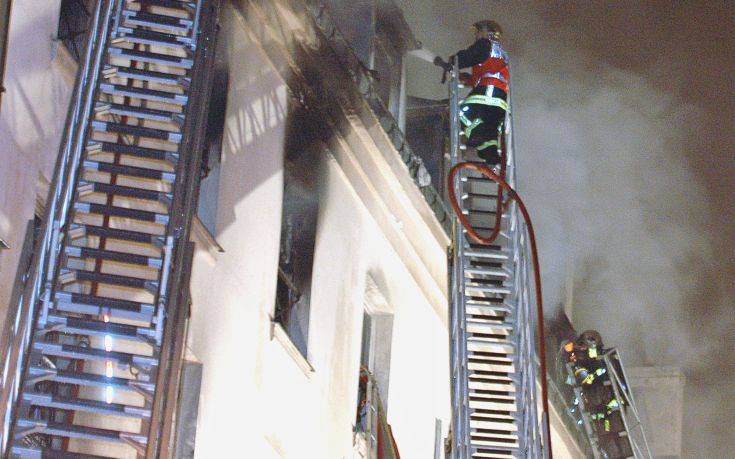 Φωτιά σε διώροφο κτίριο στα περίχωρα του Παρισιού