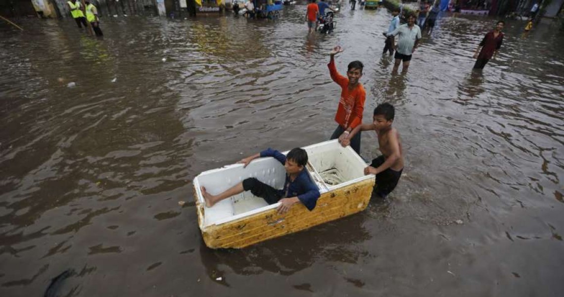 Πάνω από ένα εκατ. οι εκτοπισμένοι από τις πλημμύρες στην Ινδία
