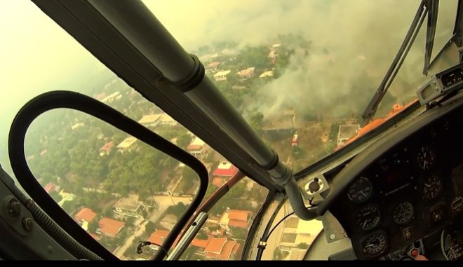 Συγκλονιστικές εικόνες από πιλότο την ώρα που έσβηνε τη φωτιά στην Κινέτα