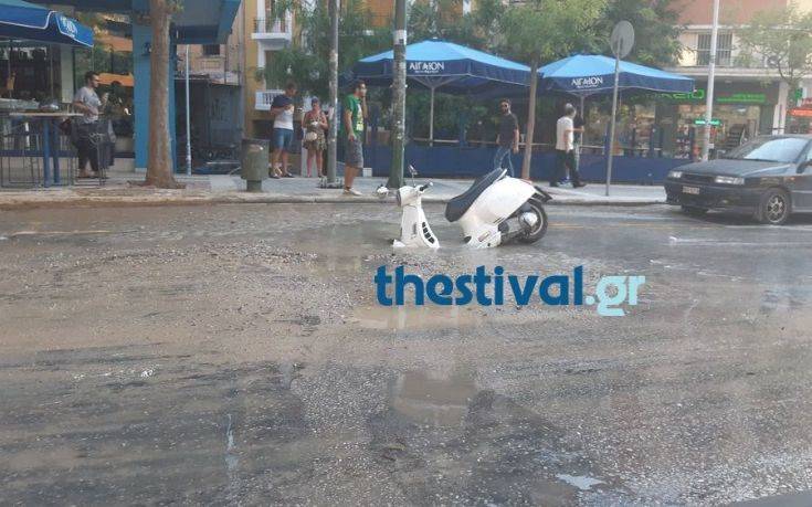 Μοτοσικλετιστής έπεσε σε «καμουφλαρισμένη» λακούβα στη Θεσσαλονίκη