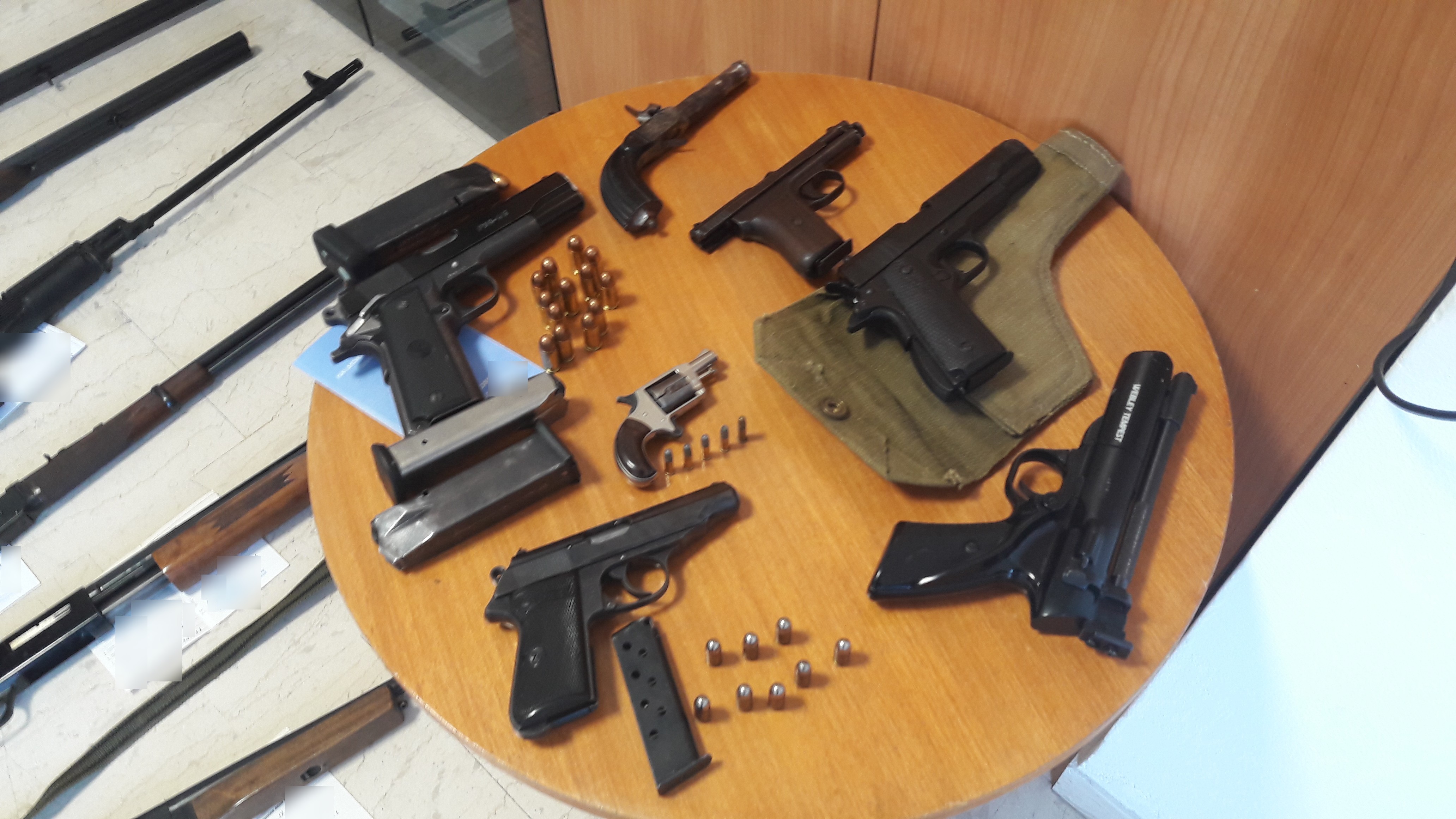 Ολόκληρο οπλοστάσιο βρέθηκε στο σπίτι 54χρονου στο Ηράκλειο (φωτο)