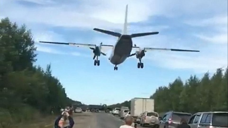 Φοβερό! Πολεμικά αεροσκάφη προσγειώνονται σε αυτοκινητόδρομο (βίντεο)