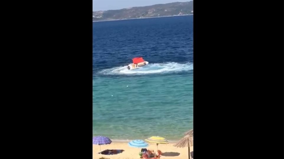 Βίντεο: Ακυβέρνητο σκάφος προσκρούει στα βράχια στη Χαλκιδική