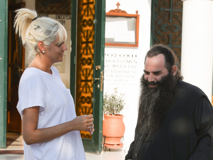 Η Σάσα Σταμάτη πήρε συνέντευξη από τον πατέρα Δωρόθεο φορώντας λευκό μίνι