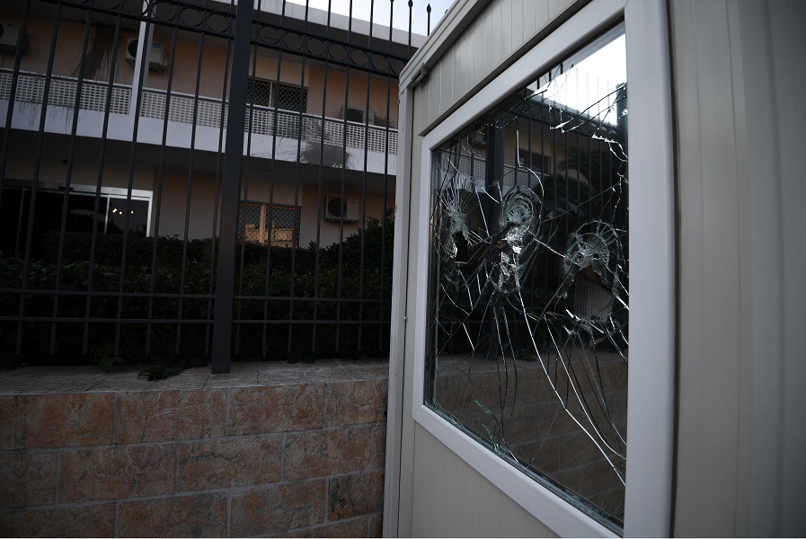 Η στιγμή της επίθεσης του «Ρουβίκωνα» στην πρεσβεία του Ιράν