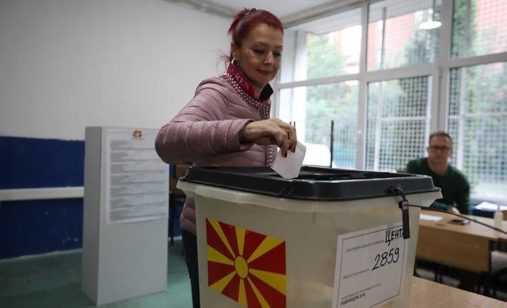 Άνοιξαν οι κάλπες για το δημοψήφισμα στα Σκόπια
